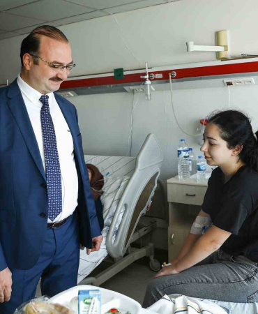 Rektör Hacımüftüoğlu, Yaralı Öğrenci̇yi̇ Hastanede Zi̇yaret Etti̇