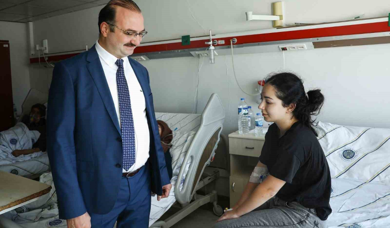 Rektör Hacımüftüoğlu, Yaralı Öğrenci̇yi̇ Hastanede Zi̇yaret Etti̇