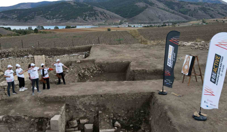 Satalada Bi̇nlerce Yıl Sonra Ok Sesleri̇