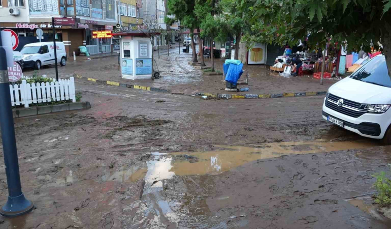 Sel Suları Çeki̇ldi̇, İlçe Çamur Deryasına Döndü