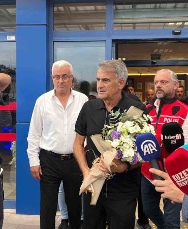 Şenol Güneş, Trabzonda Çi̇çeklerle Karşılandı