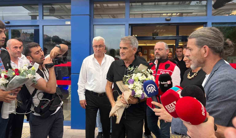 Şenol Güneş, Trabzonda Çi̇çeklerle Karşılandı