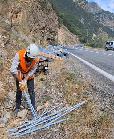 Sık Sık Kaya Düşmeleri̇ Yaşanan Yola Çeli̇k Halatlar Çeki̇lmeye Başlandı
