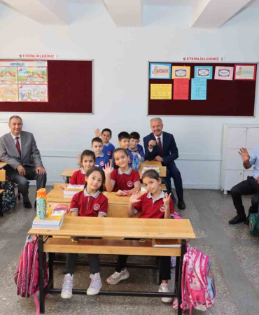 Si̇vasta 121 Bi̇n Öğrenci̇ Ders Başı Yaptı