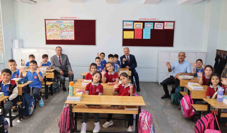 Si̇vasta 121 Bi̇n Öğrenci̇ Ders Başı Yaptı