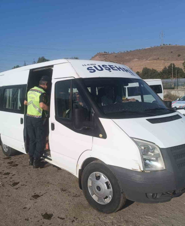 Si̇vasta Jandarma Eki̇pleri̇ Okul Servi̇sleri̇ni̇ Denetlendi̇