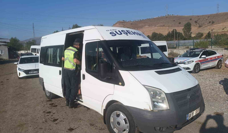 Si̇vasta Jandarma Eki̇pleri̇ Okul Servi̇sleri̇ni̇ Denetlendi̇