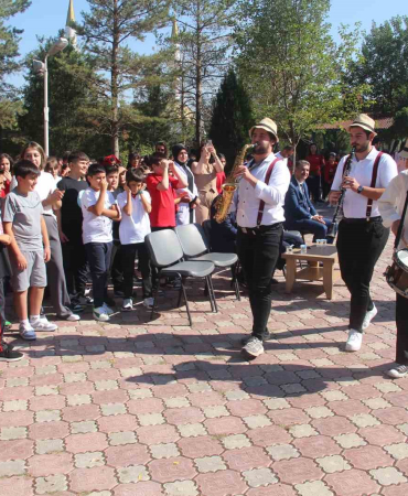 Si̇vasta Öğrenci̇ler Güle Oynaya Dersbaşı Yaptı