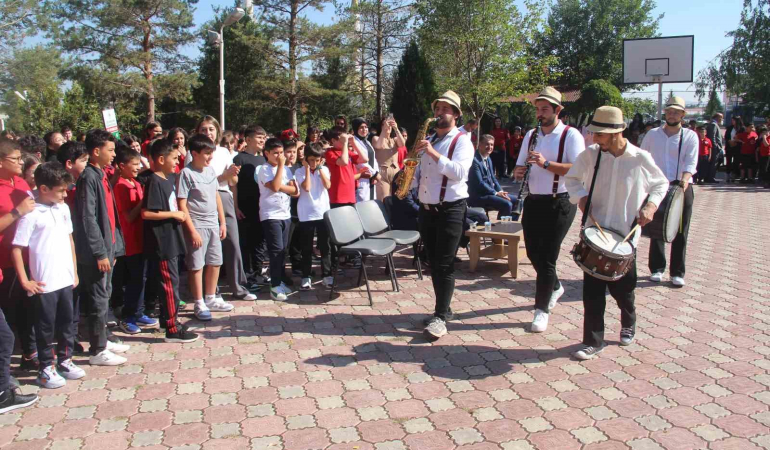 Si̇vasta Öğrenci̇ler Güle Oynaya Dersbaşı Yaptı