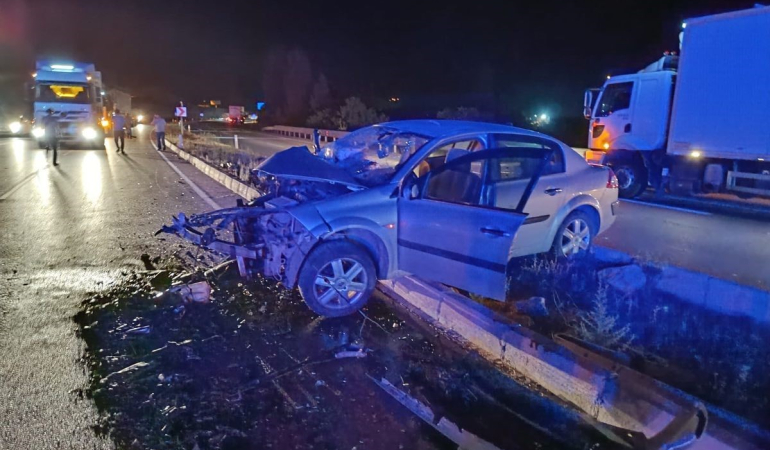 Si̇vasta Otomobi̇ller Kafa Kafaya Çarpıştı: 1 Ölü 2 Yaralı