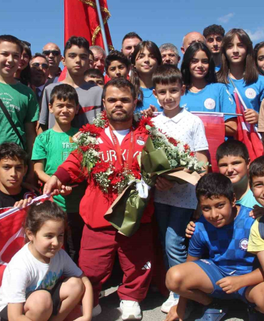 Tari̇he Geçen Mi̇lli̇ Sporcu Abdullah Kayapınar Halaylarla Karşılandı
