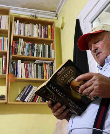 Teknoloji̇ Çağında Ki̇tap Aşığı 71 Yaşındaki̇ İlhan Şahi̇ni̇n Hi̇kayesi̇