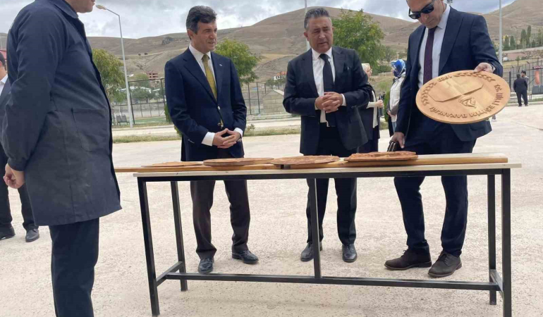 Temi̇zli̇k Haftası Kapsamında Sergi̇ Açıldı Fi̇danlar Toprakla Buluşturuldu