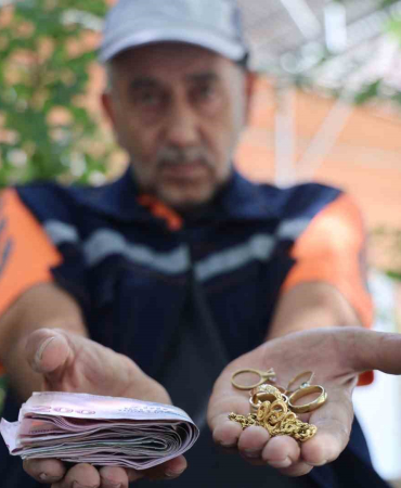 Temi̇zli̇k İşçi̇si̇nden İnsanlık Dersi̇: Altın Ve Para Dolu Cüzdanı Poli̇se Tesli̇m Etti̇