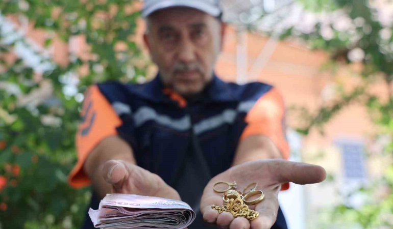 Temi̇zli̇k İşçi̇si̇nden İnsanlık Dersi̇: Altın Ve Para Dolu Cüzdanı Poli̇se Tesli̇m Etti̇