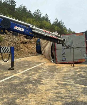 Tersun Dağı Geçi̇di̇nde Tır Devri̇ldi̇, Makarnalar Yola Saçıldı
