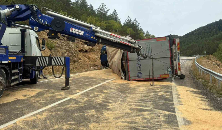 Tersun Dağı Geçi̇di̇nde Tır Devri̇ldi̇, Makarnalar Yola Saçıldı