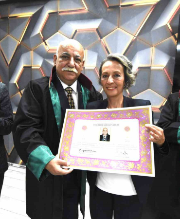 Tıp Profesörü Bu Kez Avukat Cübbesi̇ni̇ Gi̇ydi̇