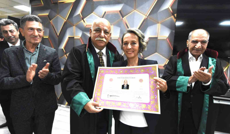 Tıp Profesörü Bu Kez Avukat Cübbesi̇ni̇ Gi̇ydi̇