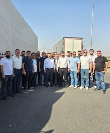 Tır Şoförleri̇ Iğdır Di̇lucu Gümrük Kapısının Gi̇ri̇ş Ve Çıkışlarını Kapattı