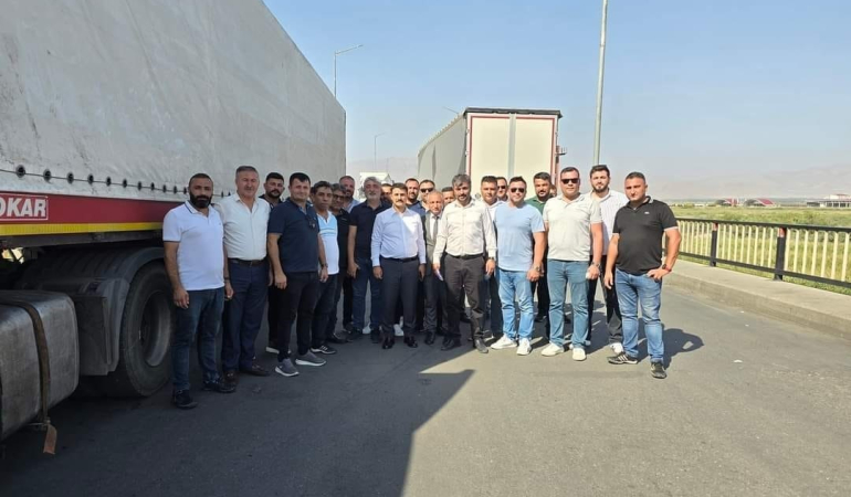 Tır Şoförleri̇ Iğdır Di̇lucu Gümrük Kapısının Gi̇ri̇ş Ve Çıkışlarını Kapattı