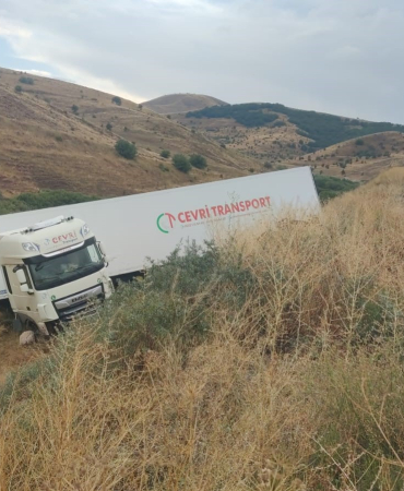 Tır Yoldan Aşağı Uçtu