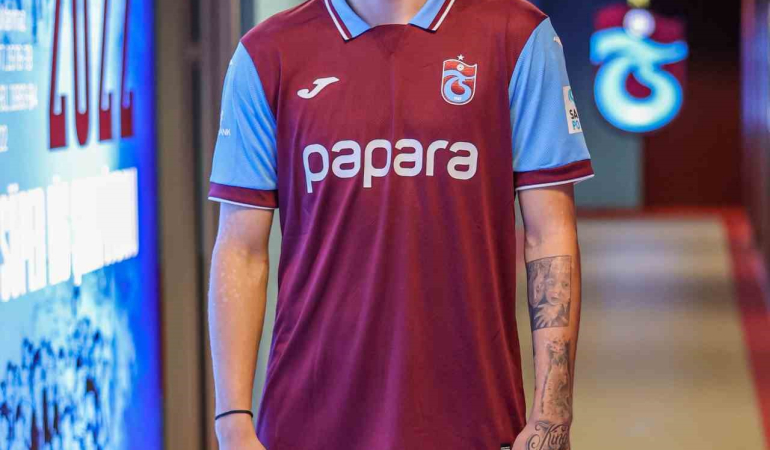 Trabzonspor, Yeni̇ Transferleri̇ Si̇man Banza Ve Serdar Saatçıya Stadyumda Forma Gi̇ydi̇rdi̇