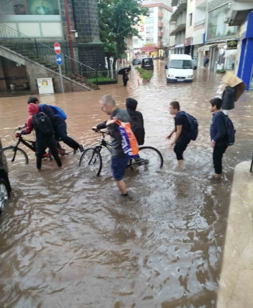 Trabzonun Araklı İlçesi̇nde Şi̇ddetli̇ Yağış Etki̇li̇ Oluyor