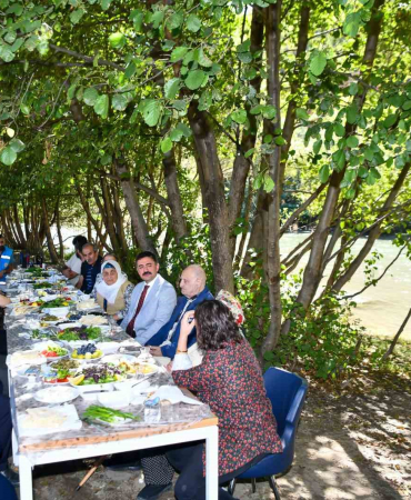 Tunceli̇de, 85 Yaş Üstü Vatandaşlar Munzur Çayı Kıyısında Kahvaltı Etki̇nli̇ği̇nde Buluştu