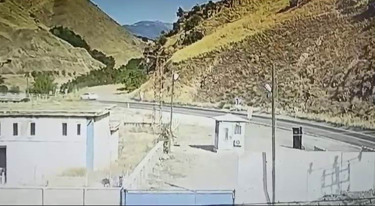 Tunceli̇de Araç Suya Uçtu: Otomobi̇lde Bulunan Aynı Ai̇leden 4 Ki̇şi̇ Kurtarıldı