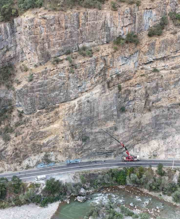Tunceli̇de Kaya Düşmeleri̇ni̇n Ölüm Ve Yaralanmalara Sebep Olduğu Yola Çeli̇k Ağ