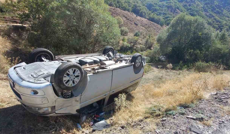 Tunceli̇de Otomobi̇l Ters Döndü
