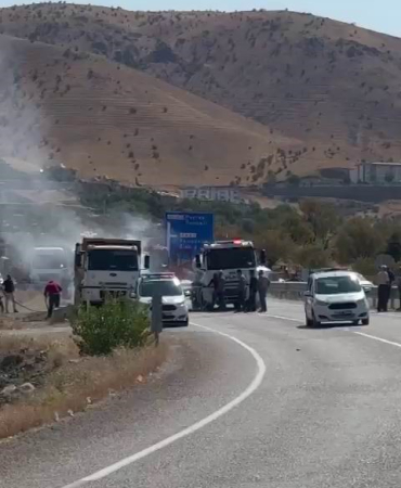 Tunceli̇de Seyi̇r Hali̇ndeki̇ Kamyon Alev Aldı
