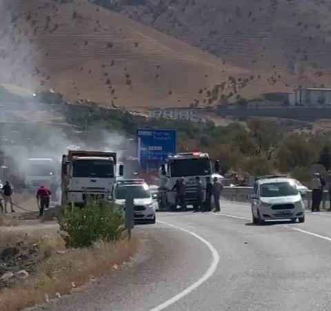 Tunceli̇de Seyi̇r Hali̇ndeki̇ Kamyon Alev Aldı