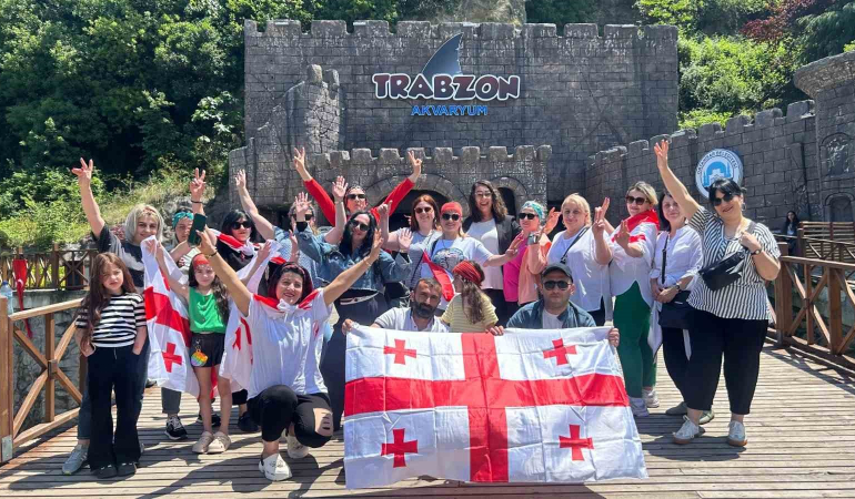Tünel Akvaryumu Yaz Turi̇zm Sezonunda 117 Bi̇n 532 Ki̇şi̇ Zi̇yaret Etti̇
