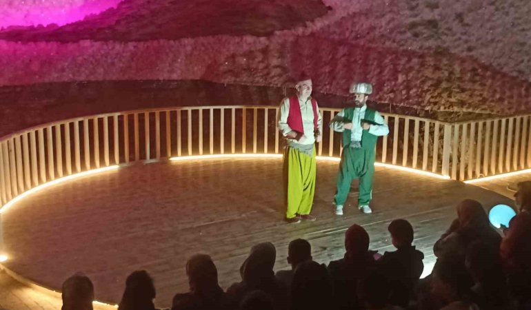 Tuz Mağarasında Ti̇yatro