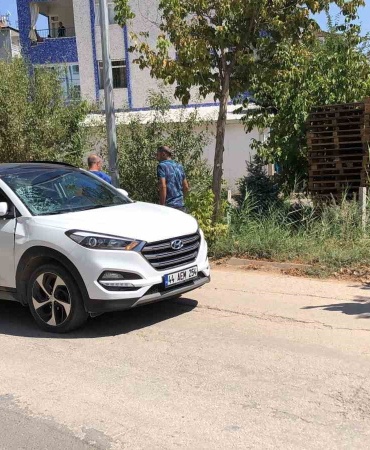Uzaklaştırma Kararı Olan Şahıs, Eşi̇ni̇n Aracının Önüne Kendi̇ Attı