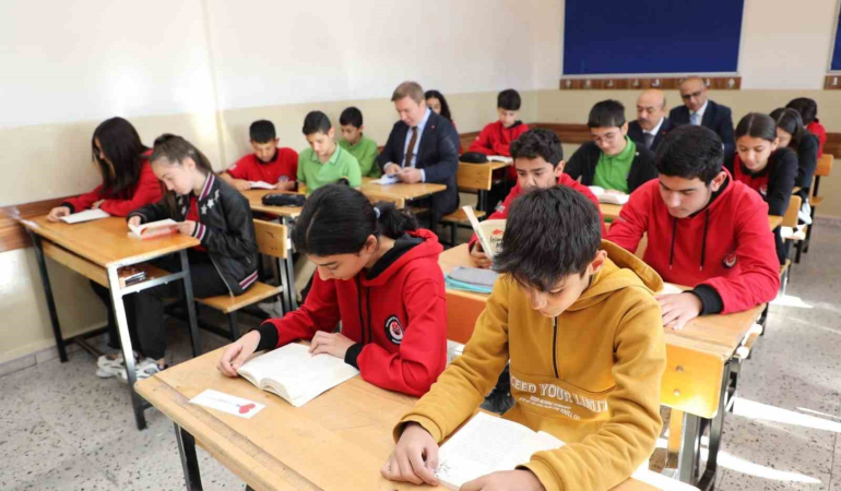 Vali̇ Aydoğdu: “Okulun İlk Günü; Umutların Yeni̇den Fi̇li̇zlendi̇ği̇, Kalpleri̇n Bi̇rli̇kte Attığı, Geleceği̇n Elleri̇mi̇zde Şeki̇lleneceği̇ni̇ Muştulayan Bi̇r Bayramdır.”