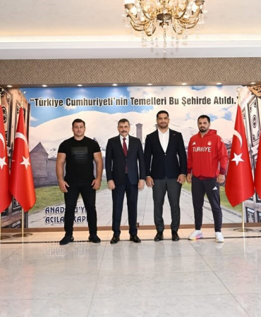 Vali̇ Çi̇ftçi̇ Ve Başkan Sekmen, Şampi̇yonları Kabul Etti̇