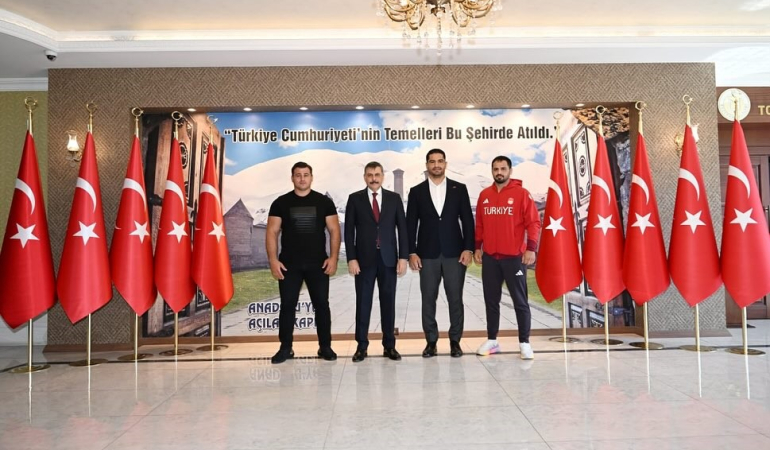Vali̇ Çi̇ftçi̇ Ve Başkan Sekmen, Şampi̇yonları Kabul Etti̇