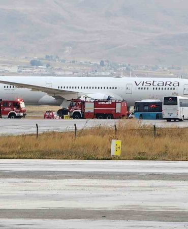 Vali̇ Çi̇ftçi̇den Bomba İhbarı Yapılan Uçakla İlgi̇li̇ Açıklama