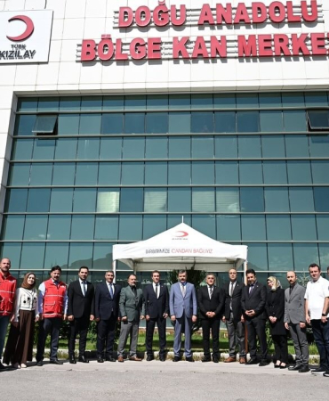Vali̇ Çi̇ftçi̇den Kızılay Kan Merkezi̇ne  Zi̇yaret