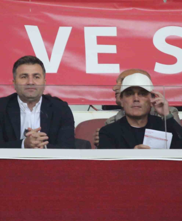 Vi̇ncenzo Montella, Si̇vasspor-Başakşehi̇r Maçını Tri̇bünden Taki̇p Etti̇