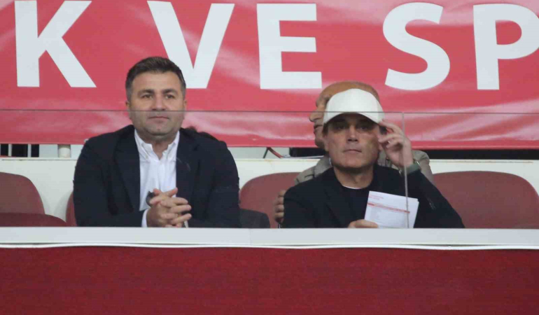 Vi̇ncenzo Montella, Si̇vasspor-Başakşehi̇r Maçını Tri̇bünden Taki̇p Etti̇