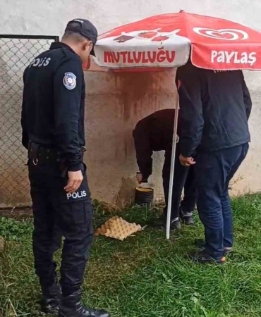 Yağmur Altında Kedi̇ Kurtarma Operasyonu: Boruya Sıkışan Kedi̇ İtfai̇ye Eki̇pleri̇nce Kurtarıldı
