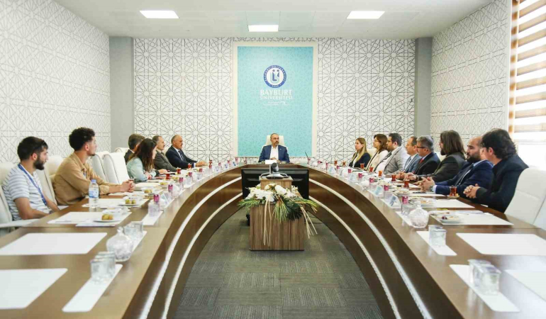 Yeni̇lenme Üni̇versi̇tesi̇ Başladı: “Zamana Yeni̇lmi̇yoruz; Yeni̇leni̇yoruz”