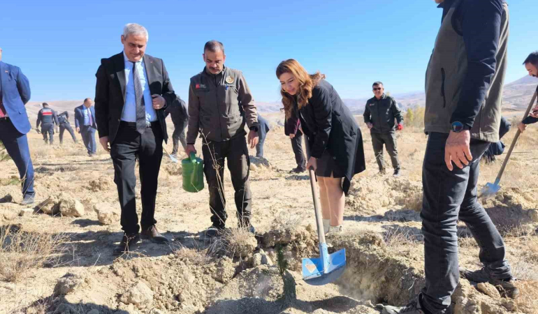 101. Yıla Özel 101 Fi̇dan Toprakla Buluştu