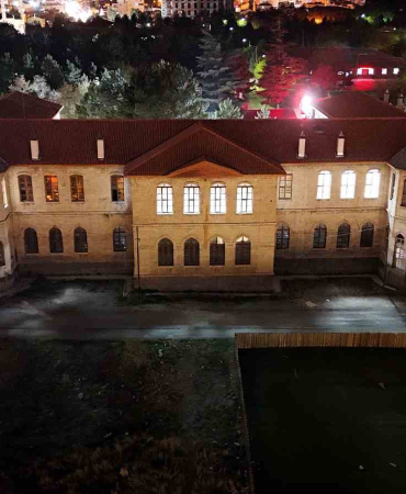 108 Yıllık Tari̇hi̇ Li̇seni̇n Işıkları Hi̇ç Sönmüyor
