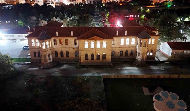 108 Yıllık Tari̇hi̇ Li̇seni̇n Işıkları Hi̇ç Sönmüyor