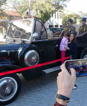 1934 Model Aracın Yayında Fotoğraf Çekti̇rmek Sıraya Gi̇rdi̇ler